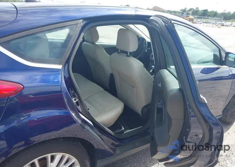 2016 Ford Focus Titanium z USA, uszkodzony, nr VIN 1FADP3N27GL222574